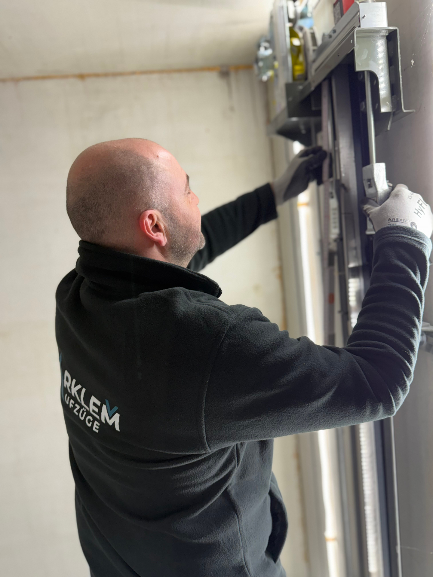 Professionelle Aufzugswartung durch Techniker